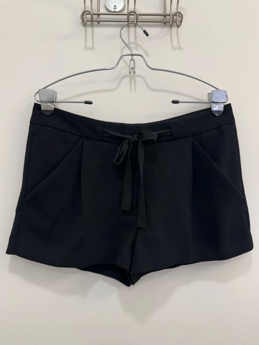 Aritzia Wilfred Exergue Short Ribbon tie crepe low rise shorts in Black Size 8